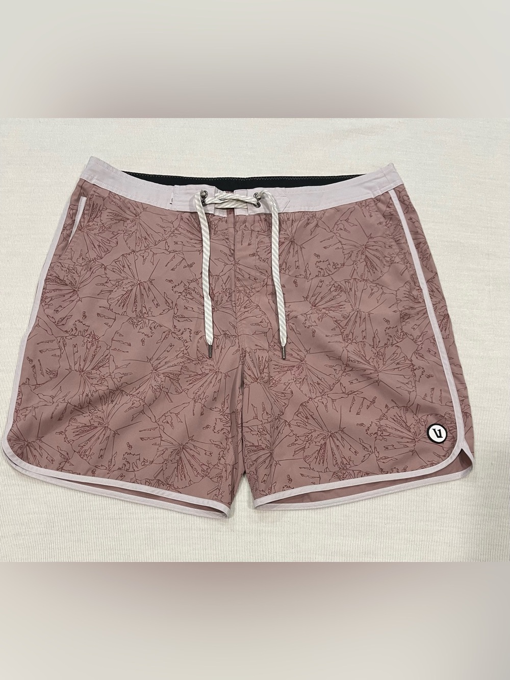 Vuori 7” Cruise Boardshorts in Zion Rose Water Lily Men’s Size Large